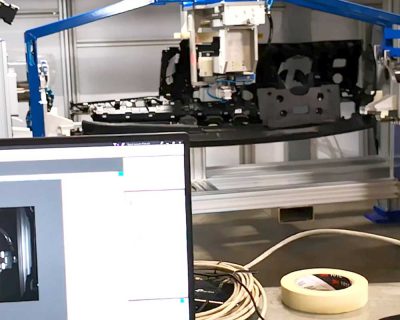 Zero difetti su 1.720 cruscotti al giorno: il controllo qualità di fine linea diventa autonomo.
