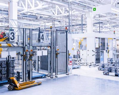 Digitalizzazione della produzione in due stabilimenti: un MES cloud che traccia ogni pezzo dal kitting al collaudo.